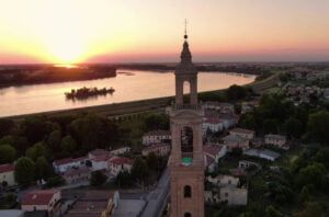 Tramonto su Ficarolo, un volo emozionante